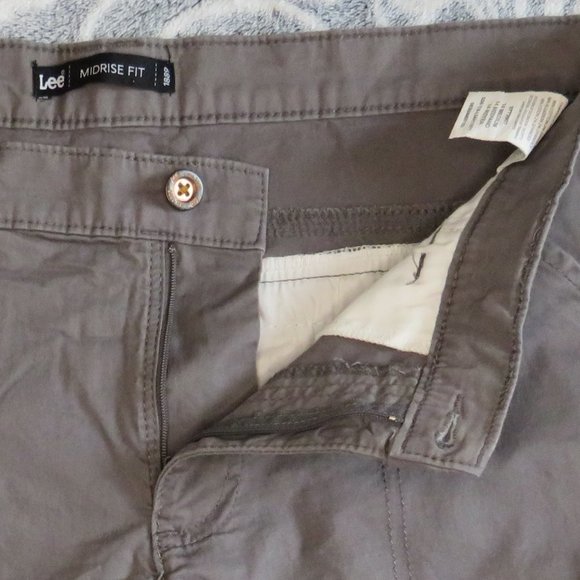 Lee* Women's 1.5" Belt Loop Multipocketed Midrise Cargo Shorts~ Size (14) Medium - Picture 4 of 12